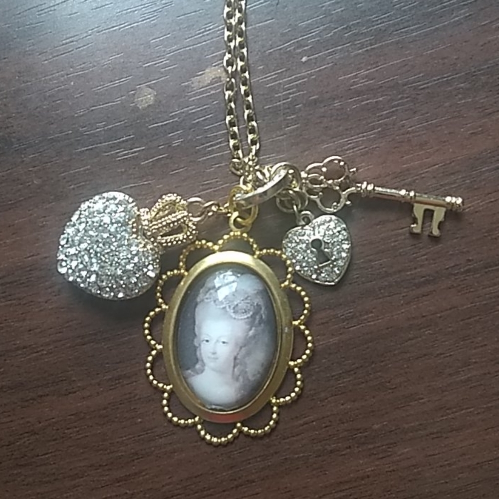 Yellow gold necklace with assorted charms